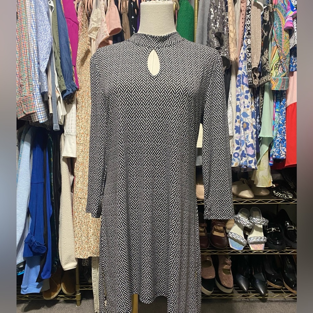 White House Black Market Chevron Keyhole Shift Dress M Black White 3/4 Sleeve